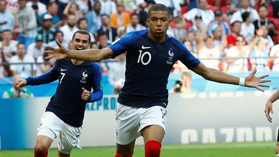 Pháp - Uruguay: ‘Súng một nòng’ chọi ‘súng ba nòng’