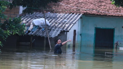 Người dân Hà Nội chống chọi với lũ ít nhất 1 tháng nữa