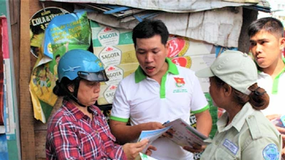Dân hào hứng với chương trình ‘đổi rác lấy quà’