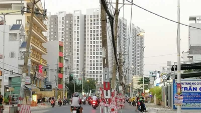 Mối nguy từ cột điện ‘chình ình’ giữa đường