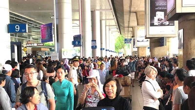 Tân Sơn Nhất bắt đầu ‘nóng’ do dòng người đón kiều bào