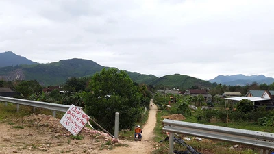 Tự ý tháo dỡ hàng rào cao tốc La Sơn - Túy Loan