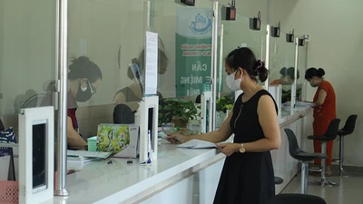COVID-19: Cấp bách lắm dân mới đến phường làm hồ sơ