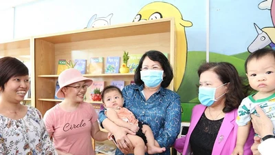 Phó Chủ tịch nước thăm và tặng quà bệnh nhi ung thư