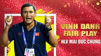 HLV Mai Đức Chung nhận danh hiệu đặc biệt