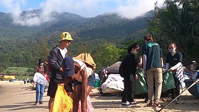 Video: Người nước ngoài xắn tay áo dọn rác ở biển Đà Nẵng