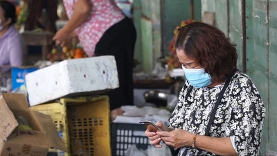 Dùng điện thoại ‘cục gạch’, tiểu thương khó khai báo y tế