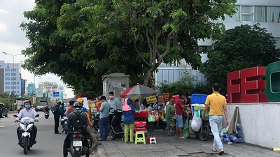 Video: Hàng quán vỉa hè vẫn còn tụ tập đông người 