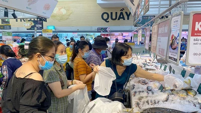 Video: Đổ xô đi siêu thị trước giờ giãn cách xã hội