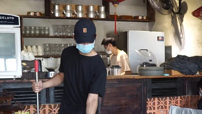 Video: Tiểu thương Đà Nẵng tất bật lau dọn hàng quán, mong được mở cửa buôn bán