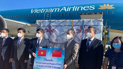 Video: Cận cảnh lô vaccine Trung Quốc viện trợ về tới Việt Nam 