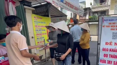  Video: Người dân TP.HCM xếp hàng đi chợ bằng ‘tem phiếu’