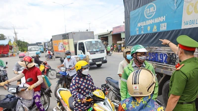 Video: Các phương tiện nối dài nhiều giờ đồng hồ khi qua chốt chặn Long An