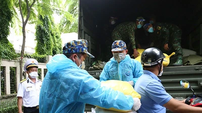 Video: Xe vận tải quân sự vượt mưa bão, mang 10 tấn gạo tặng người dân TP.HCM