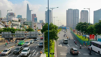Video: TP.HCM rộn ràng trong ngày đầu 'bình thường mới'