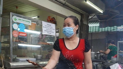 Video: Chủ quán ăn rục rịch dọn dẹp, chờ quyết định được phục vụ tại chỗ 