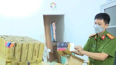 Video: Phát hiện vụ vận chuyển hơn 600 hộp giấy nghi là pháo