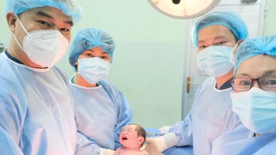 Video: Ngắm các bé chào đời trong thời khắc đầu năm 2022