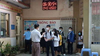 Video: Học sinh khối lớp 7, 8, 10, 11 tại TP.HCM trở lại trường học