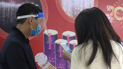 Hà Nội: Các cửa hàng mở bán pháo hoa không tiếng nổ phục vụ Tết