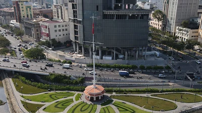 Video: Giới trẻ thích thú chụp hình tại công viên bến Bạch Đằng sau cải tạo