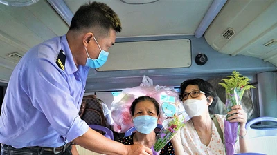 Video: Hành động bất ngờ, xúc động của anh tài xế xe buýt ngày 8-3 