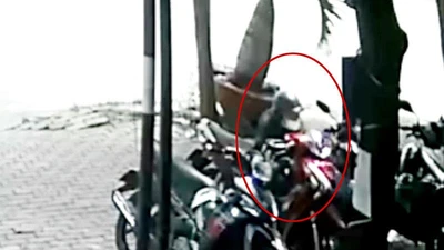 Mua xe trả góp để chạy xe ôm, trong 5 giây bị trộm lấy mất