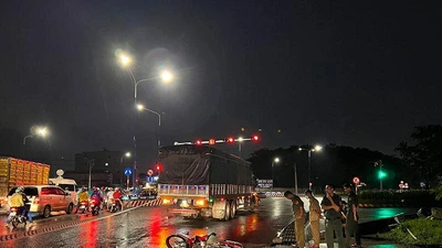 Video: Xe tải kéo lê xe máy trên đường, hai mẹ con bị thương nặng