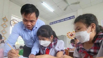 Video: Thầy giáo bán vé số lấy tiền làm từ thiện