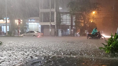 Video: Những hình ảnh đầu tiên của bão số 5 tại Đà Nẵng