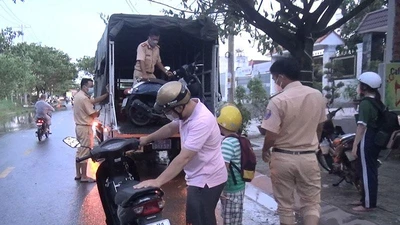 Video: CSGT dùng xe chở người dân vượt qua vùng nước ngập