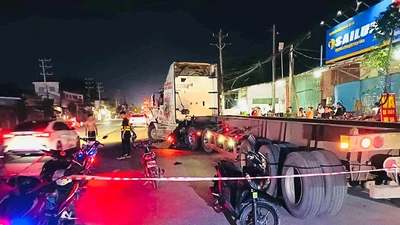 Video: Tông vào xe container, người đàn ông chết tại chỗ