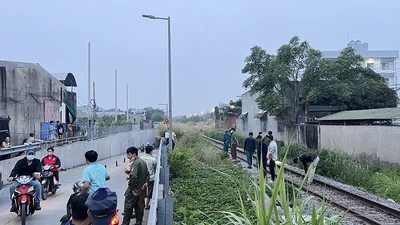 Video: Thanh niên bị tàu hỏa tông tử vong lúc rạng sáng