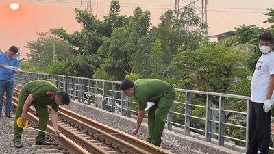 Video: Ngồi trên đường ray, người đàn ông bị tàu hỏa tông chết