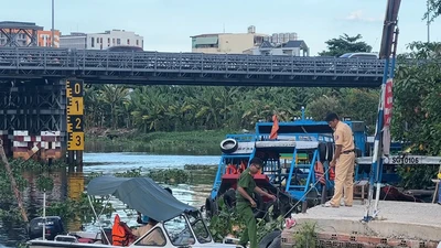 Video: Sà lan tông cọc thép của trụ cầu An Phú Đông, cấm ô tô qua cầu từ hôm nay 