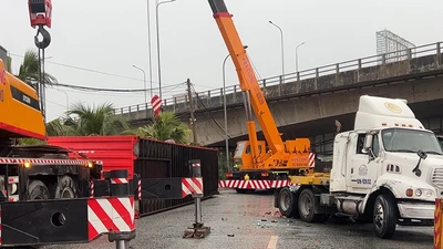 Video: Xe container lật nhào khi ôm cua dưới gầm cầu