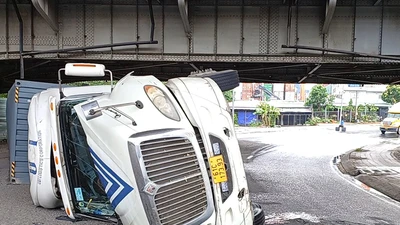 Video: Container chở hàng lật nhào trong lúc ôm cua ở Bình Dương