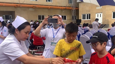 Bệnh nhi háo hức thi thiết kế lồng đèn trung thu