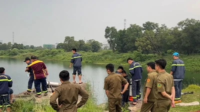 Video: Hàng giờ lặn tìm thanh niên nghi mất tích dưới hồ đá