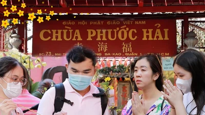 Mùng 5 Tết trùng Valentine, giới trẻ về chùa Ngọc Hoàng cầu duyên