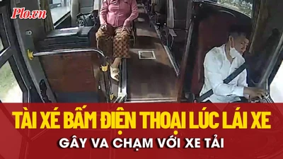 Cận cảnh tài xế xe khách bấm điện thoại khi lái xe gây va chạm với xe tải