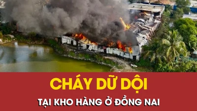 Cận cảnh cháy dữ dội kho hàng sát khu dân cư ở Đồng Nai