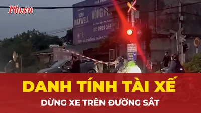 Cận cảnh ô tô bị tàu hỏa hất văng vì tài xế dừng xe trên đường ray 