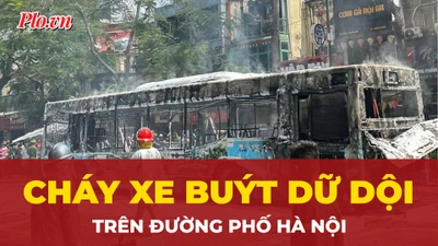 Video: Xe buýt cháy dữ dội trên đường phố Hà Nội 