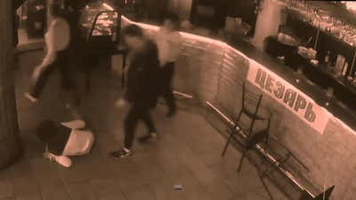 Nữ phục vụ bị sàm sỡ, đánh 'yêu râu xanh' té ghế