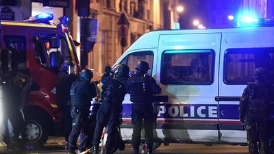 Pháp tăng quân cho thủ đô Paris, đóng cửa toàn bộ biên giới