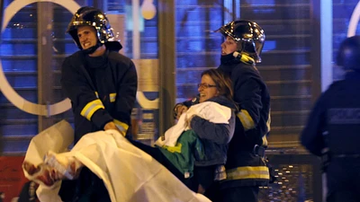 Bão táp khủng bố ở Pháp: ' Gần 160 người chết, đóng cửa Paris!'