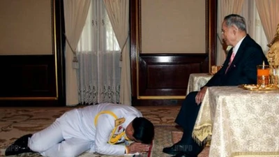 Quốc vương Thái Lan và những tướng quân quỳ phục