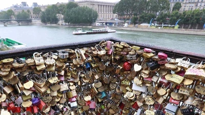 Pháp bán 65 tấn ‘khóa tình yêu’ để giúp người tị nạn