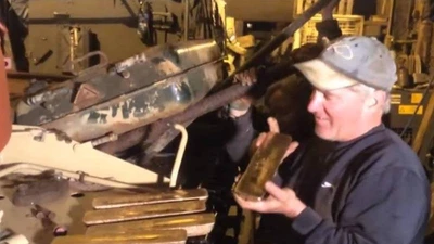 Mua xe tăng cổ, lượm được 5 thỏi vàng 2,4 triệu USD